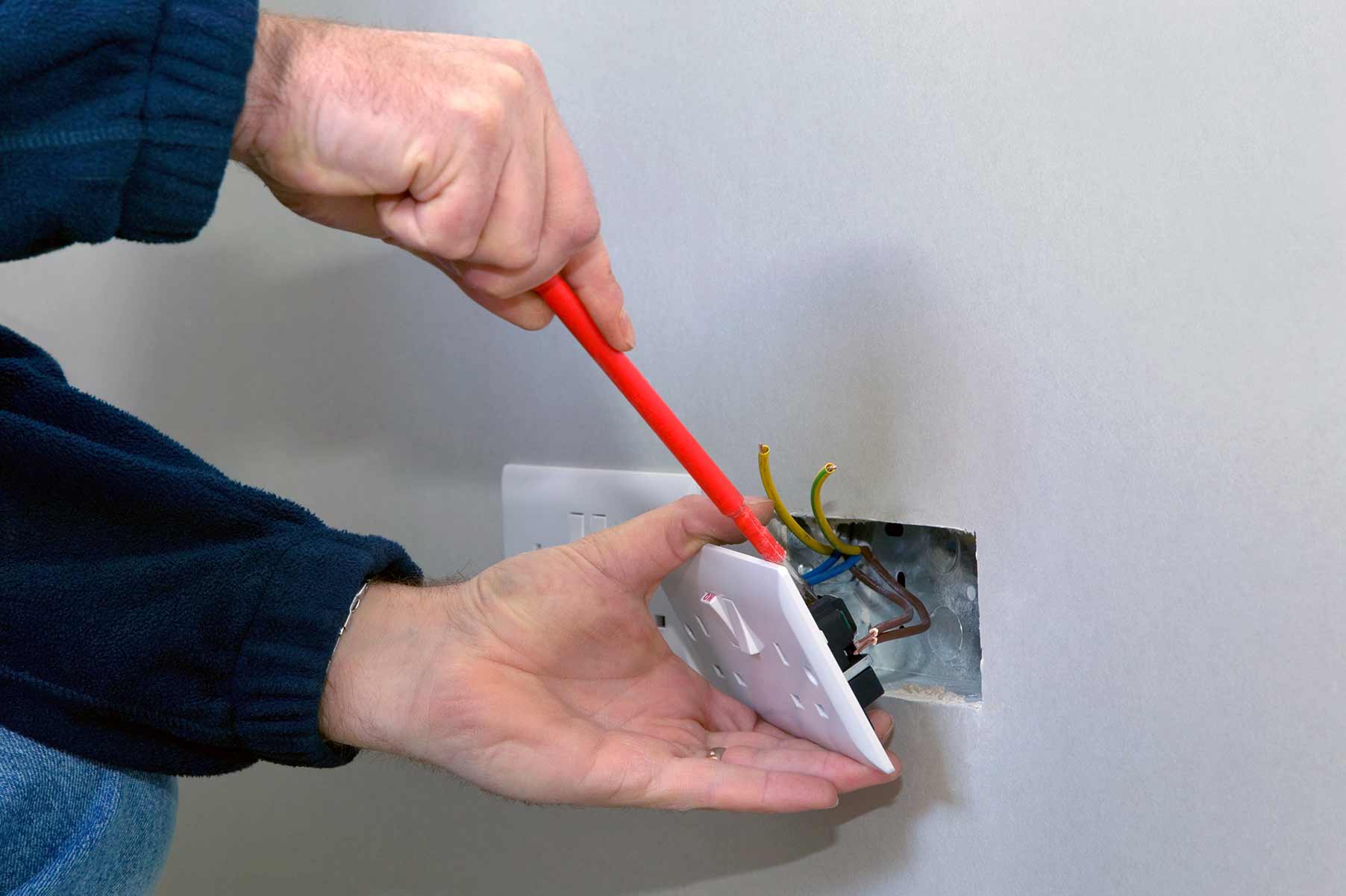 Our electricians can install plug sockets for domestic and commercial proeprties in St Pancras and the local area. 